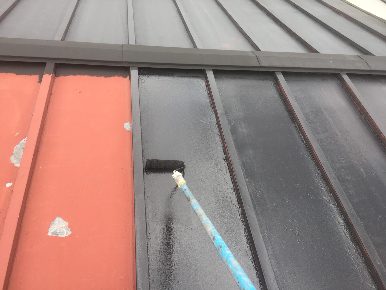 小山市ｎ様邸 トタン屋根塗装 サビ防止は必須 必ず錆止め材を使います 屋根 外壁塗装の彩家です 茨城県筑西市 結城市で外壁 屋根塗装のご相談はお気軽にどうぞ
