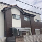 小山市の外壁塗装施工事例。無機ハイブリッド塗装でホワイト×ブラウンに仕上げた住宅外観