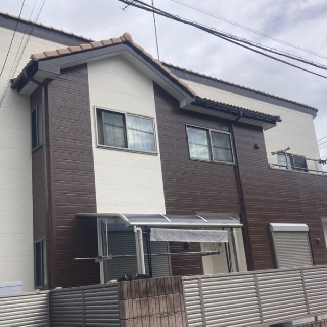 小山市の外壁塗装施工事例。無機ハイブリッド塗装でホワイト×ブラウンに仕上げた住宅外観